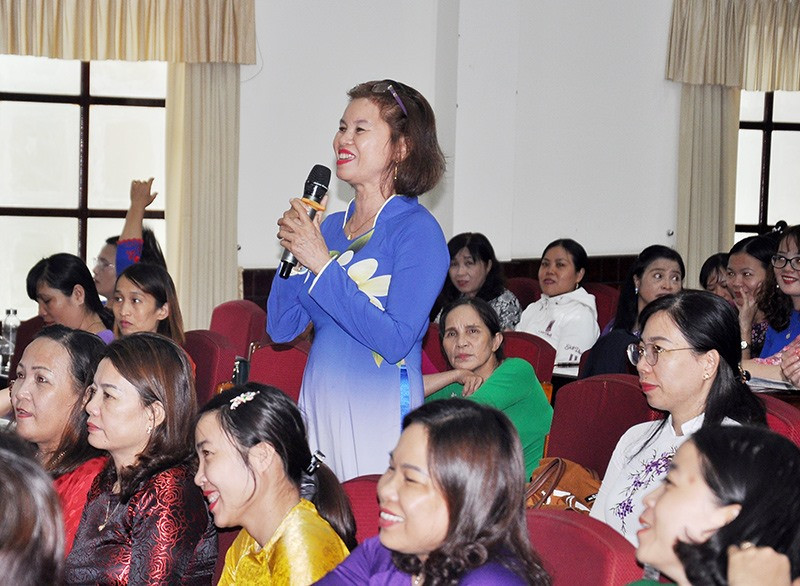 Bà Võ Thị Kim Hoa - Chủ tịch Hội LHPN huyện Núi Thành phát biểu tại diễn đàn. Ảnh: VINH ANH