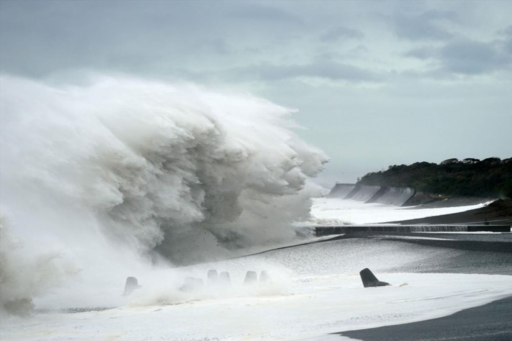 Siêu bão Hagibis tạo ra những cơn sóng dữ tấn công bờ biển ở Mihama, tỉnh Mie. Ảnh: EPA-EFE
