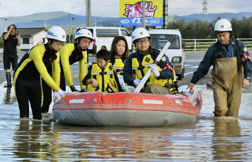 Các nhân viên cứu hộ khẩn cấp giải cứu người dân mắc kẹt do ngập lụt ở Iwaki của tỉnh Fukushima. Ảnh: KYODO