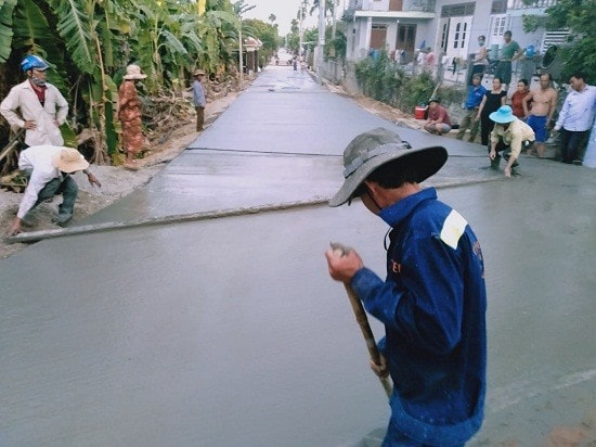 Nhà thầu thi công trước sự động viên, giám sát của nhân dân. Ảnh: Người dân cung cấp