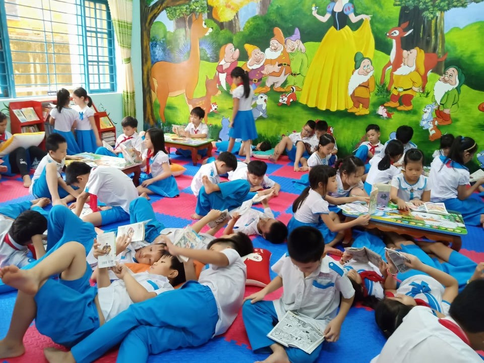 Học sinh Trường Tiểu học Trần Quốc Toản đọc sách ở thư viện trường. Ảnh: C.N