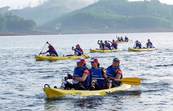 Đua thuyền Kayak trên hồ Phú Ninh. Ảnh: K.LINH