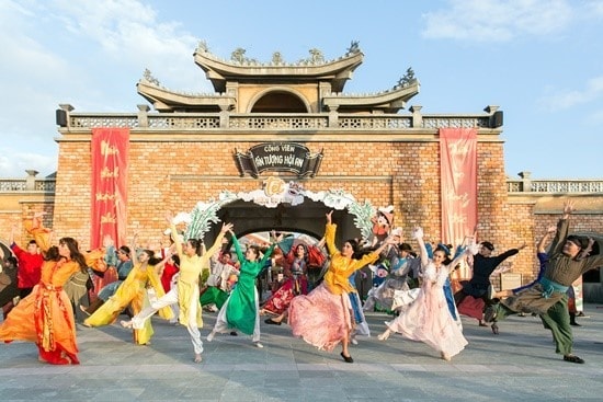 Attractive programs in Hoi An Impression Theme Park.