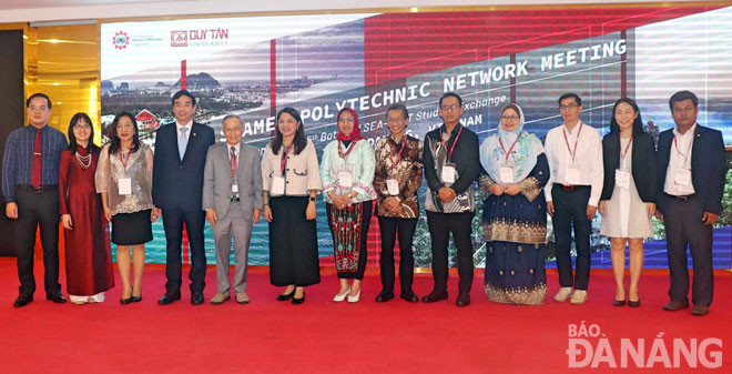 Các đại biểu chụp hình lưu niệm tại phiên khai mạc.