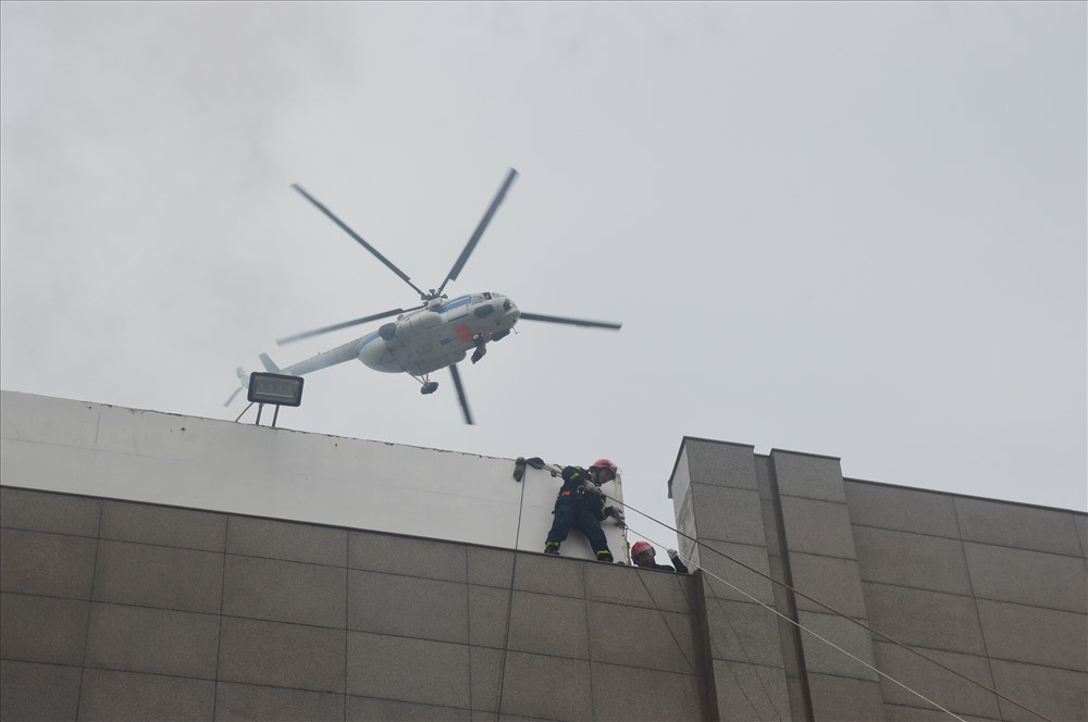 Trực thăng của Sư đoàn 372 tham gia cứu nạn người dân đang kêu cứu trên nóc tòa nhà Azura. Ảnh: Q.T
