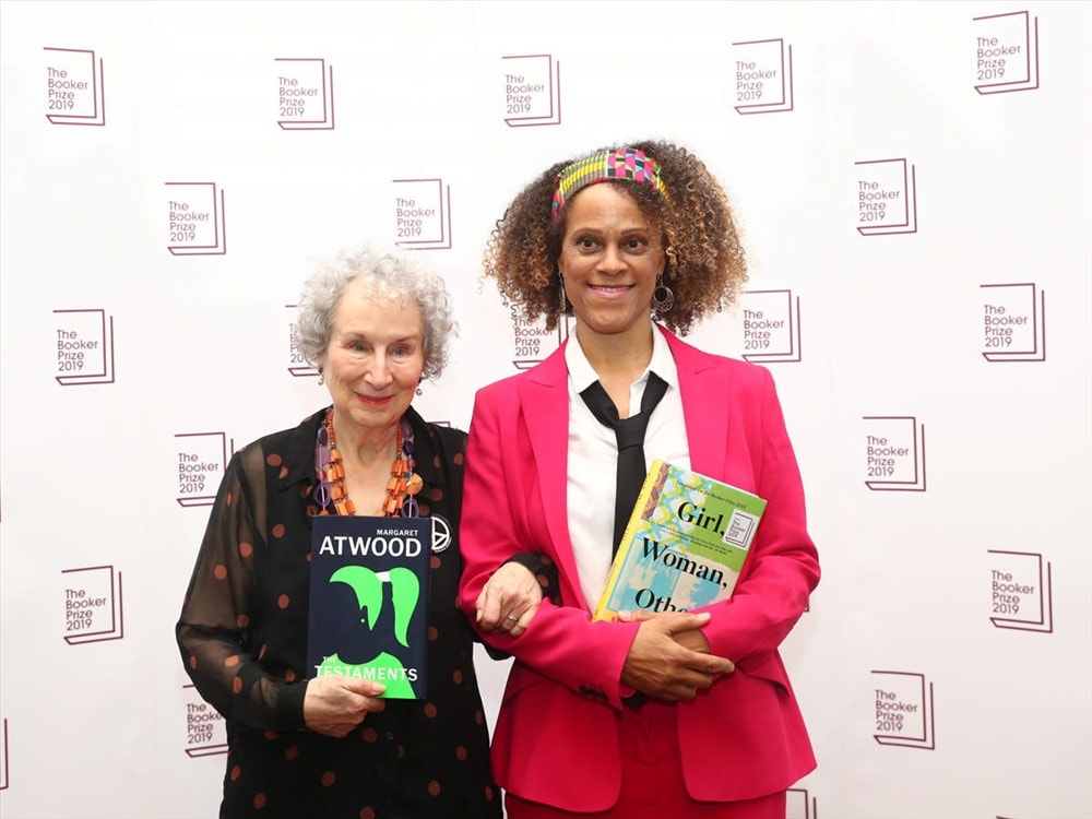 Nhà văn Margaret Atwood (trái) và nhà văn Bernardine Evaristo. Ảnh: indiantimes