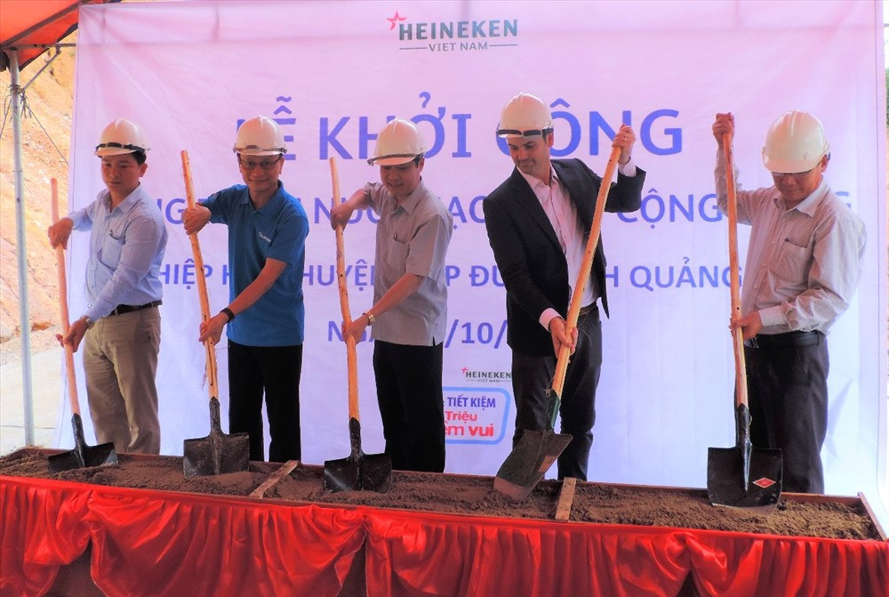Đại diện chính quyền địa phương và Heineken Việt Nam khởi công xây dựng công trình nước sạch cho cộng đồng tại xã Hiệp Hòa, Hiệp Đức. Ảnh: P.V