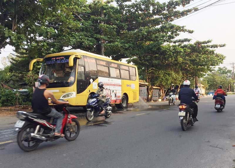Xe buýt tuyến Tam Kỳ - Đà Nẵng đậu đỗ trên lòng đường Phan Chu Trinh, TP.Tam Kỳ để rửa xe. (Ảnh chụp lúc 16 giờ ngày 1.10.2019). Ảnh: LAN HUY