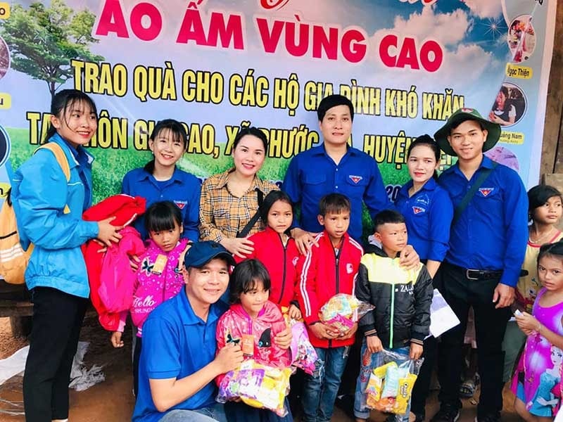 Thanh niên Đoàn xã Bình Lâm tổ chức chương trình “Áo ấm vùng cao” tại xã Phước Gia (Hiệp Đức). Ảnh: Đ.TÚ