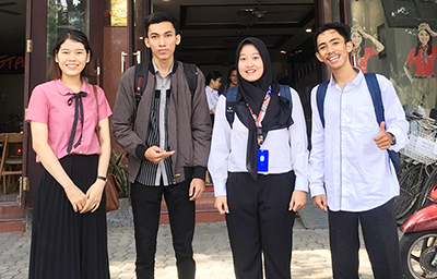Ba sinh viên Indonesia (phải sang) đến trao đổi học tập tại Trường đại học Duy Tân từ tháng 8.2019: Ảnh: N.T.B