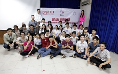 Sinh viên Trường Đại học Duy Tân giao lưu với đoàn sinh viên Trường Đại học Rangsit - Thái Lan. Ảnh: N.T.B