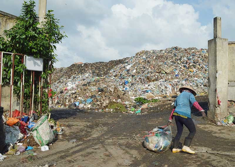 Rác chất thành núi tại bãi rác Cẩm Hà, TP.Hội An. Ảnh: VĨNH LỘC