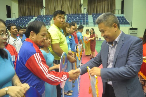 Ông Vũ Xuân Thành - Phó Vụ trưởng Vụ Thể thao thành tích cao (Tổng cục TD-TT) tặng cờ lưu niệm cho các đoàn. Ảnh: T.V