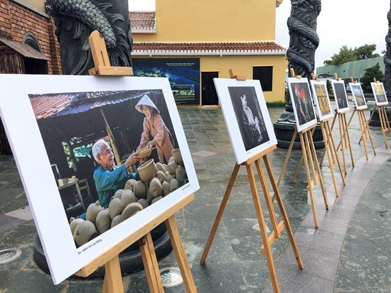 Triển lãm ảnh của Câu lạc bộ Nhiếp ảnh Quảng Nam - Đà Nẵng tại Công viên Ấn tượng Hội An.
