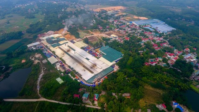 Công ty CP gốm sứ Thanh Hà - CTH (Khu 6, phường Thanh Vinh, thị xã Phú Thọ) bắt đầu đi vào sản xuất năm 2017 với ngành nghề kinh doanh gạch ốp lát cao cấp. Vào thời điểm hiện tại, công ty có 3 dây chuyền, trong đó dây chuyền 1 và 2 sử dụng công nghệ lò nung bằng dầu. 