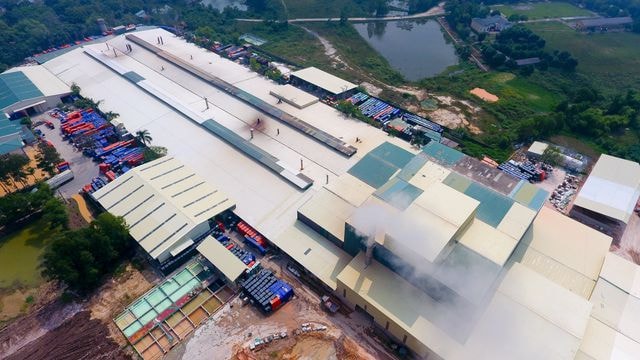 Liên quan đến vụ đổ dầu thải gây ô nhiễm nguồn nước vào nhà máy nước sạch sông Đà, Công ty CP Gốm sứ Thanh Hà được xác định là nơi cung cấp dầu thải cho Lý Đình Vũ, 1 trong 3 nghi can đổ trộm chất thải.