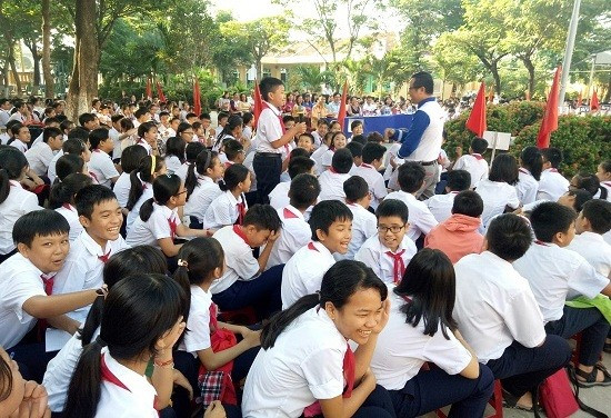 Học sinh Trường THCS Nguyễn Bỉnh Khiêm hào hứng với chương trình. Ảnh: C.T