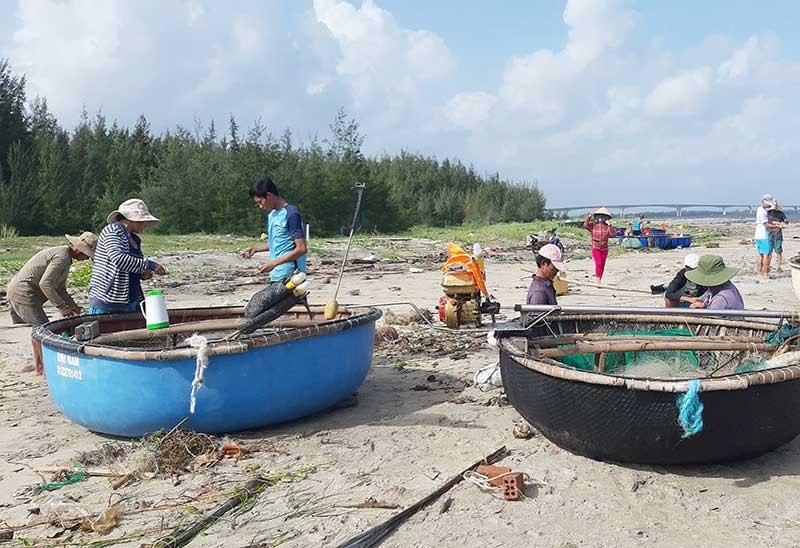 Ngư dân trên địa bàn tỉnh tất bật mưu sinh mùa biển động. Ảnh: VIỆT NGUYỄN