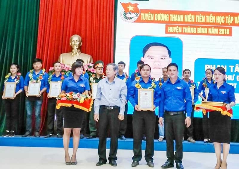 Thầy giáo Phan Tấn Lực được tuyên dương thanh niên tiên tiến học tập và làm theo lời Bác huyện Thăng Bình năm 2019. Ảnh: Thu Sương