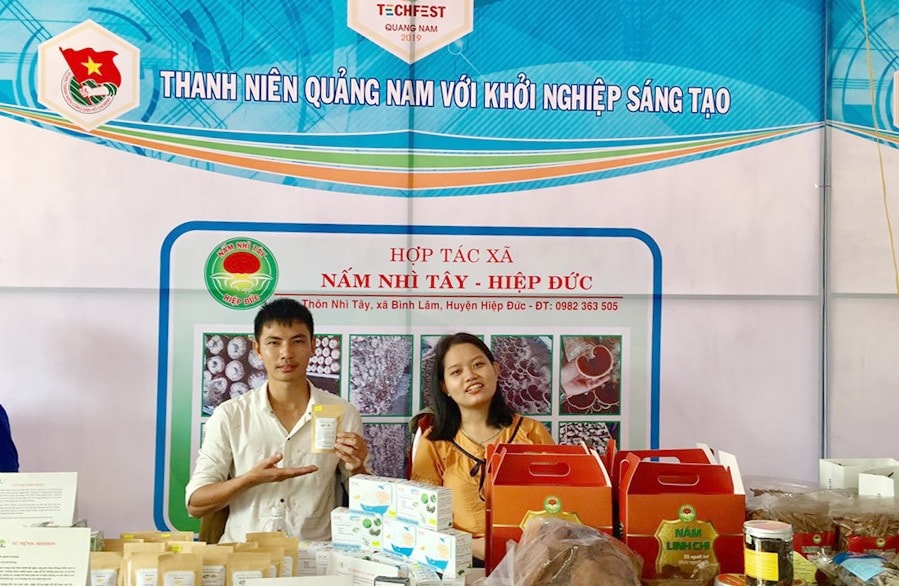 Thành viên CLB Khởi nghiệp đổi mới sáng tạo huyện Hiệp Đức tham gia ngày hội khởi nghiệp của tỉnh. Ảnh: PHAN VINH