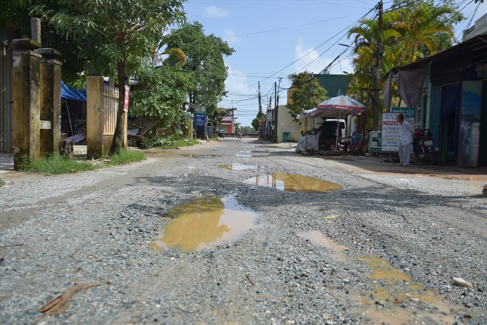 Tuyến đường ĐH3 (Núi Thành) thi công hơn 3 năm nhưng vẫn chưa xong gây bức xúc trong nhân dân. Ảnh: HOÀI AN