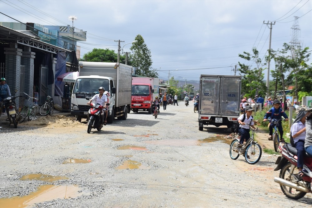 Sau giờ tan trường, phụ huynh, học sinh đi lại rất khó khăn. Ảnh: HOÀI AN