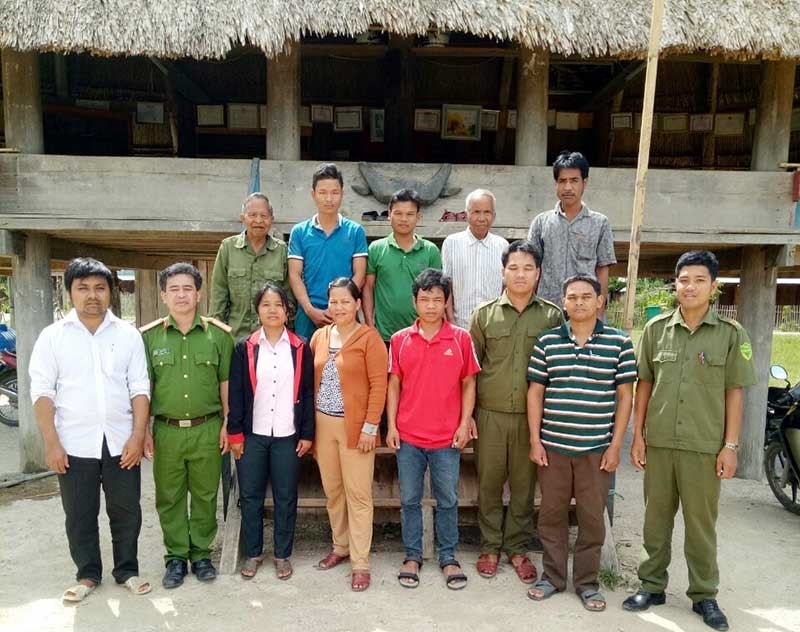 Lực lượng công an đến tận bản, làng gặp gỡ vận động bà con tham gia phong trào Toàn dân bảo vệ ANTQ. Ảnh: V.KIM