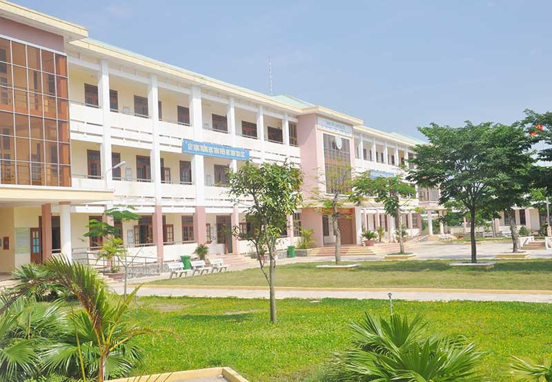 Trường THPT Hùng Vương (Thăng Bình) là một trong 17 trường đạt chuẩn quốc gia. Ảnh: X.P