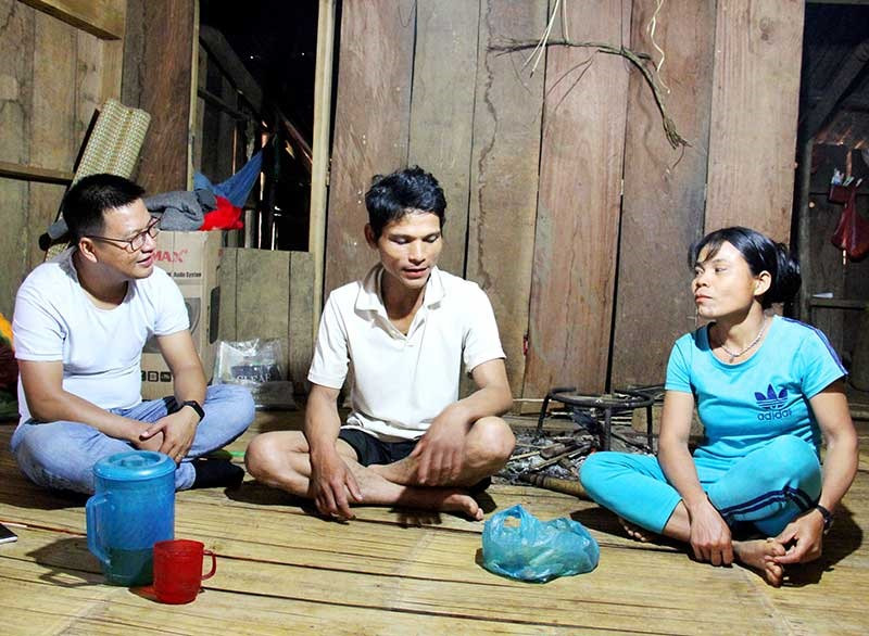 Vợ chồng người Ca Dong ở nóc Loong Póc kể lại câu chuyện “nếp sống cũ” ở làng mới. Ảnh: NGƯỚC CÔNG