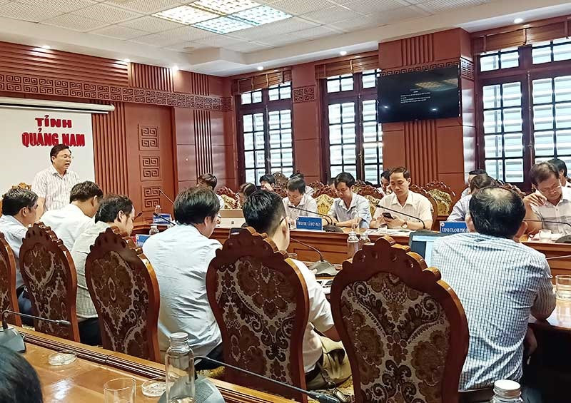 Phó Chủ tịch UBND tỉnh Lê Trí Thanh họp bàn triển khai phương án xây dựng chính quyền điện tử và đô thị thông minh. Ảnh: HOÀNG LIÊN