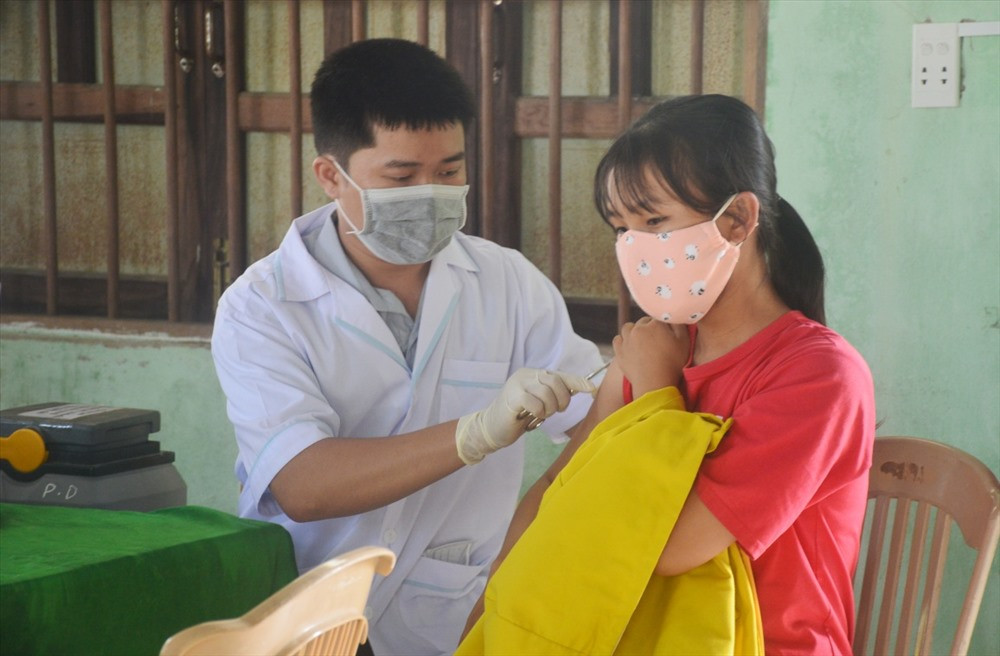 Tiêm vắc xin phòng ngừa bệnh bạch hầu cho người dân thôn Hội Sơn. Ảnh: Q.T