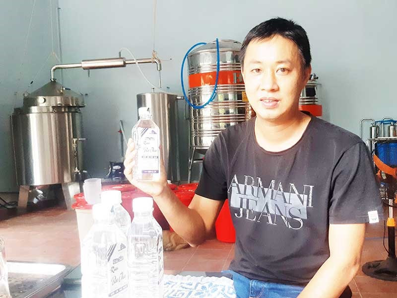 Anh Nguyễn Phạm Ngọc Thạch khởi nghiệp với sản phẩm rượu Bàn Than - Tam Hải. Ảnh: TRIÊU NHAN