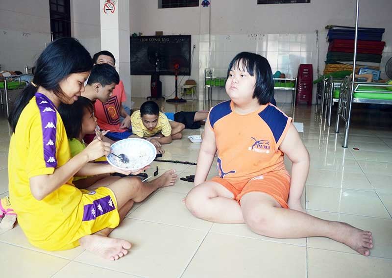 Bữa ăn của các đối tượng tại Trung tâm Bảo trợ xã hội Quảng Nam chỉ mới đáp ứng được tiêu chí no chứ chưa đủ dinh dưỡng. Ảnh: G.K