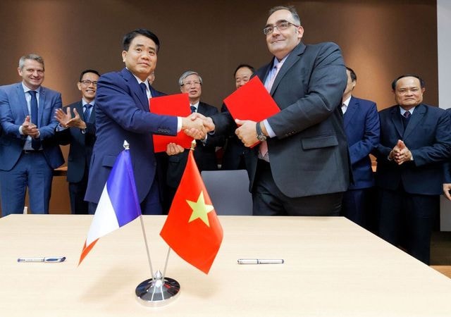 Chủ tịch UBND TP Hà Nội Nguyễn Đức Chung ký biên bản ghi nhớ với đối tác Alstom của Pháp (nhà thầu sản xuất tàu cho tuyến đường sắt đô thị Nhổn - ga Hà Nội).