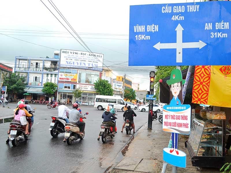 Hình nộm mang thông điệp về ATGT được thiết lập tại ngã tư Ái Nghĩa (Đại Lộc). Ảnh: C.T