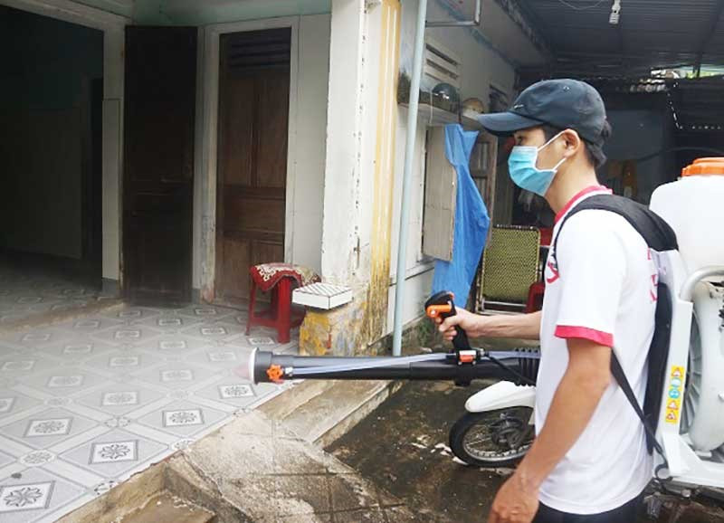 Tổ chức phun tiêu độc khử trùng tại thôn Sơn Viên (xã Duy Nghĩa). Ảnh: T.MAI