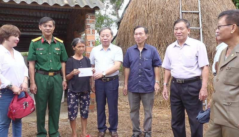 Hội Hỗ trợ nạn nhân bom mìn Việt Nam tặng quà cho gia đình vợ chồng ông Trần Thường. Ảnh: T.A