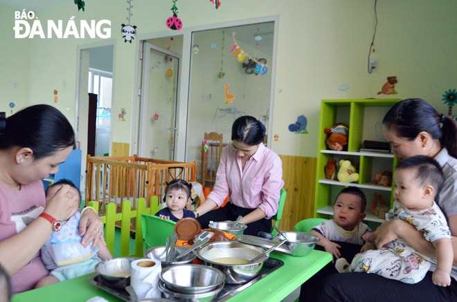 Công tác chăm sóc trẻ dưới 18 tháng tuổi rất vất vả, vì vậy cần phải có cơ chế chính sách đặc thù cho những giáo viên đứng lớp.