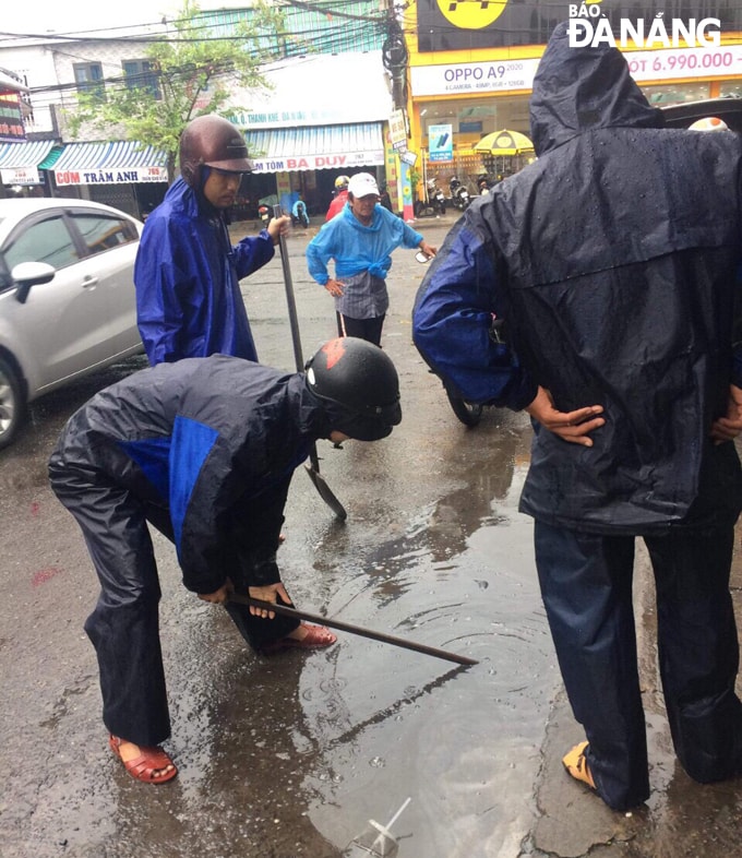 Công ty Thoát nước và Xử lý nước thải huy động tổng lực để nạo vét, khơi thông cống, cửa thu nước để đối phó tình hình mưa lớn sắp đến