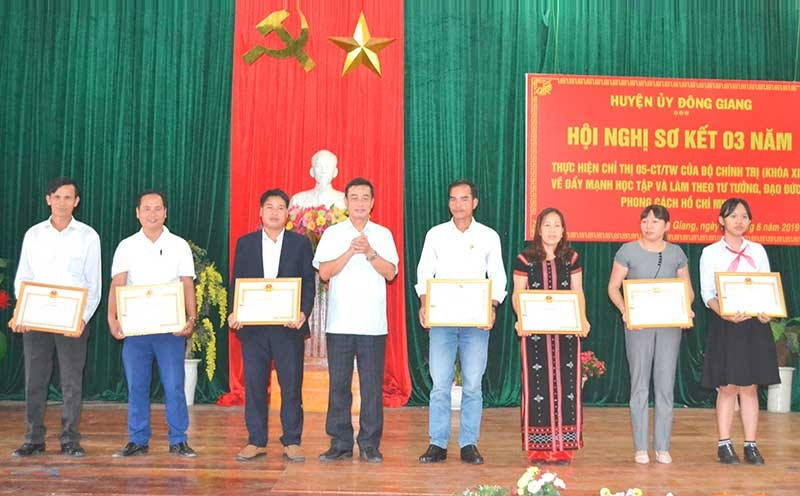 Huyện ủy Đông Giang khen thưởng các tập thể, cá nhân xuất sắc qua 3 năm thực hiện Chỉ thị số 05. Ảnh: C.T