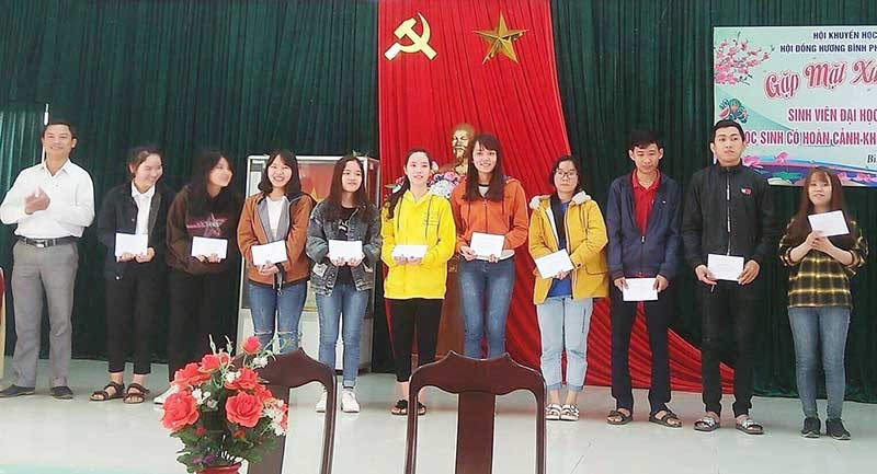 Hội đồng hương Bình Phú trao học bổng cho học sinh nghèo hiếu học quê nhà. Ảnh: Đ.N.N