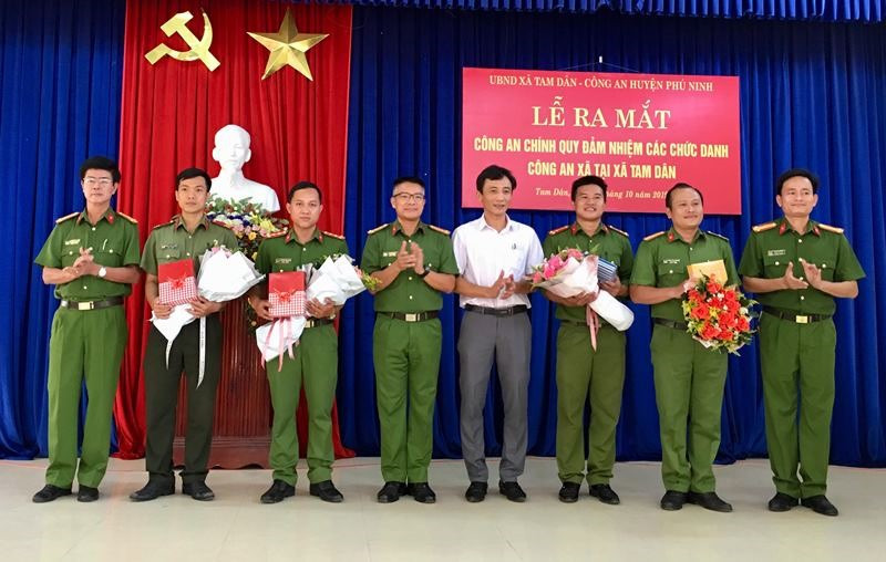 Lãnh đạo Công an tỉnh và huyện Phú Ninh chúc mừng các cán bộ công an được điều động. Ảnh: H.C