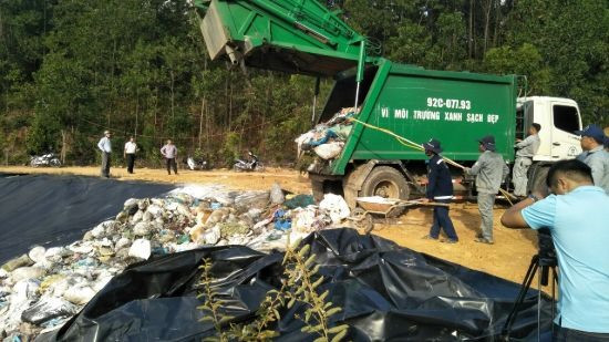 Xe rác đầu tiên đưa vào xử lý ở khu xử lý rác thải Tam Xuân 2 sau 3 tháng bị ngăn cản. Ảnh: H.P