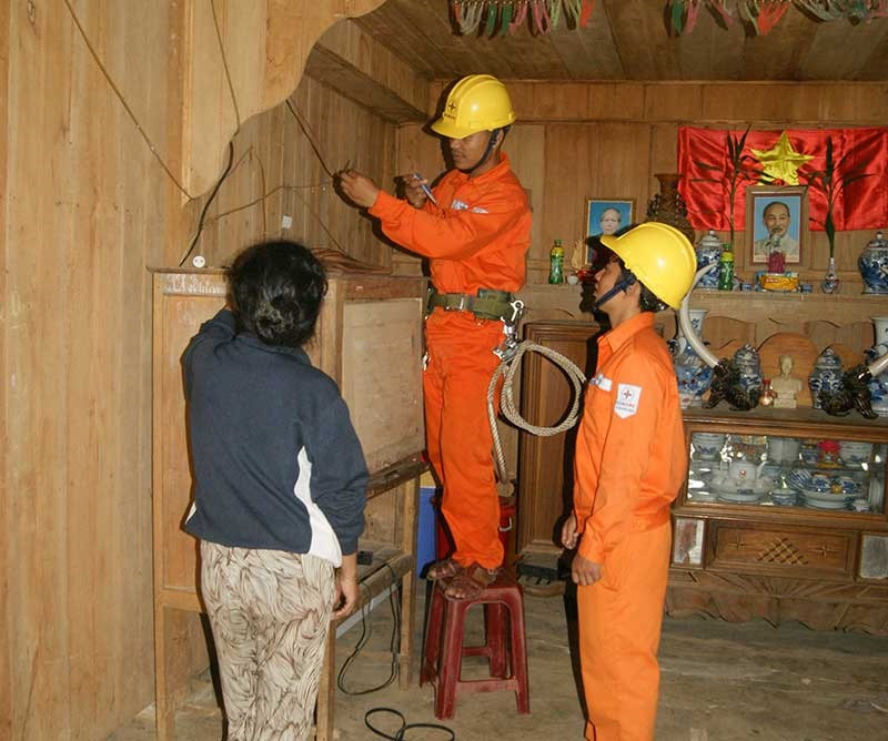 vPC Quảng Nam cử cán bộ kỹ thuật hướng dẫn người dân sử dụng điện an toàn và tiết kiệm. Ảnh: Đ.H
