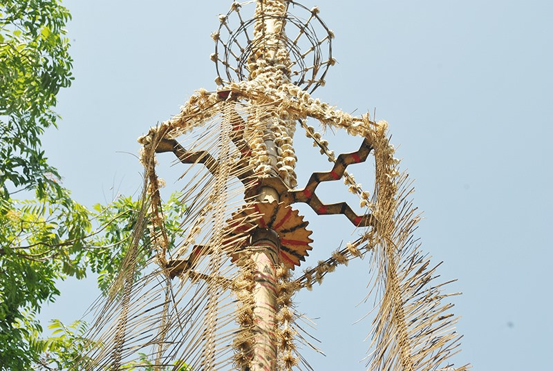 Phần ngọn của cây nêu, cũng được mô phỏng bởi hình chim hang, chính là biểu tượng cho người Ca Dong. Ảnh: S.G.P