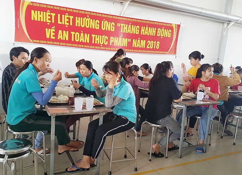 Một bữa ăn ca của người lao động tại một doanh nghiệp ở Duy Xuyên. Ảnh: D.L