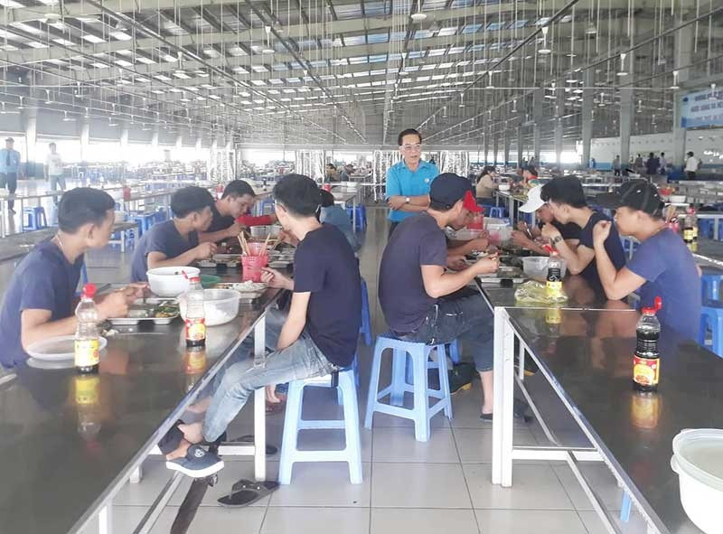 Bữa ăn ca tại Công ty Panko Tam Thăng sau khi xảy ra sự cố thực phẩm đã có sự giám sát chặt chẽ hơn từ khâu nhập thực phẩm đến chế biến. Ảnh: D.L