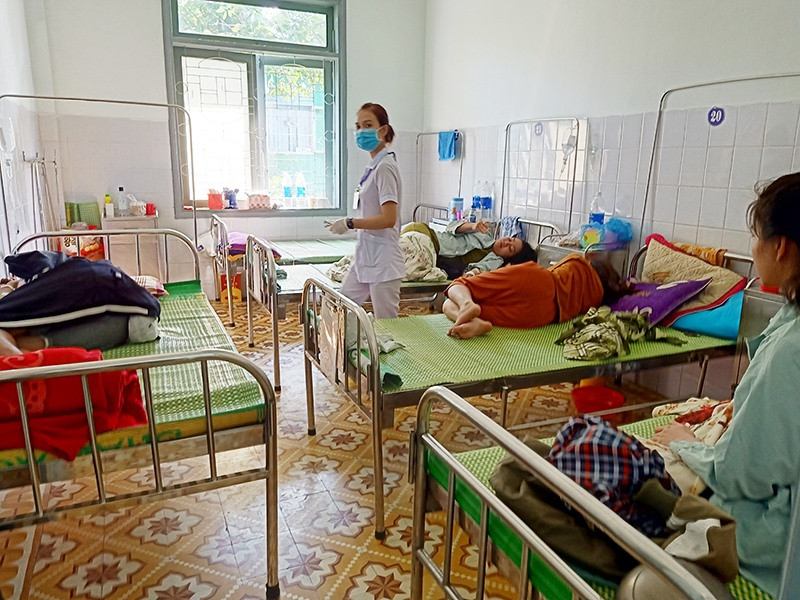 Bệnh nhân sốt xuất huyết đang nằm điều trị tại Bệnh viện Đa khoa khu vực miền núi phía Bắc Quảng Nam. Ảnh: T.N