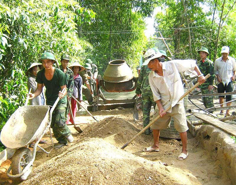 Bộ đội Lữ đoàn Tăng - Thiết giáp 574 giúp xã Quế Cường, huyện Quế Sơn làm đường giao thông nông thôn. Ảnh: N.D