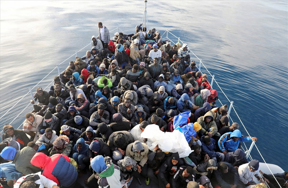 Người di cư trên trên hành trình khắc nghiệt vào châu Âu. Ảnh: Reuters